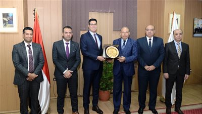 رئيس جامعة المنصورة يناقش خطة إدارة الوافدين  