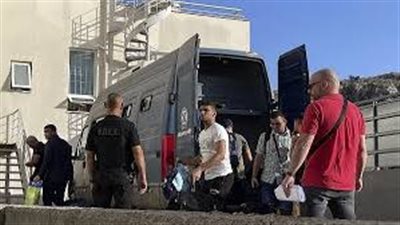 اليونان تطلق سراح مجموعة من المصريين في حادثة غرق سفينة مهاجرين