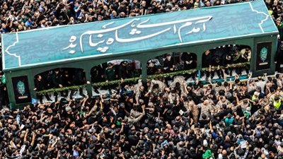 مشهد مهيب لمشيعي الرئيس الإيراني في مدينة مشهد .. صور