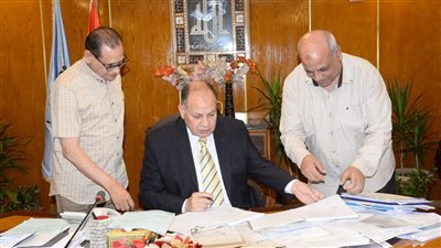 محافظ أسيوط يوقع بروتوكول لتطوير مدرستين ووحدة صحية بحي غرب 