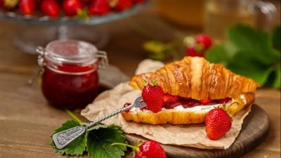 عل الطريقة الفرنسية| حضري كرواسون بالجبن الكريمي والفراولة