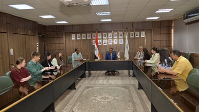  المنشاوي يستعرض تقريراً حول إنجازات جامعة أسيوط البحثية 