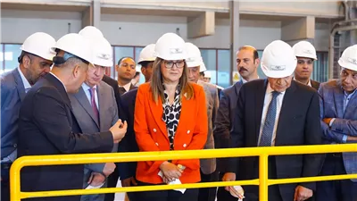 خلال تفقدها المصنع.. 