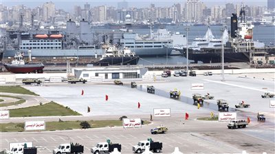 رئيس الأركان يتفقد أحد الأنشطة التدريبية بالقوات البحرية