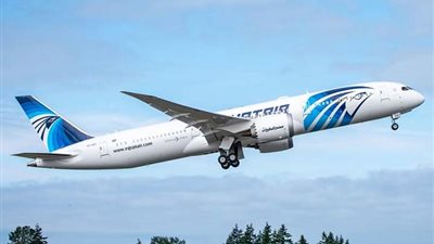 مصر للطيران تفوز بنقل أكثر من 15 ألف حاج من غينيا ومالى