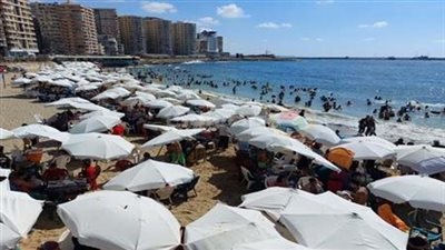 مع بدء إجازة الصيف.. إقبال ملحوظ على شواطئ الإسكندرية 