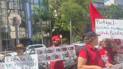 إسرائيليون يحتفلون أمام سفارة إسبانيا لاعترافها بالدولة الفلسطينية