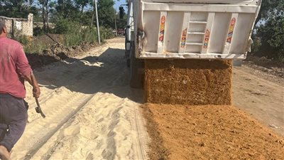 محافظ الغربية يتابع أعمال رصف طريق كفر الحما - تلبنت قيصر