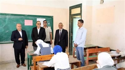 محافظ الشرقية يتفقد لجان امتحانات الدبلومات الفنية بمدارس الزقازيق