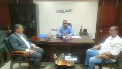 رئيس مدينة إسنا يبحث آليات تنفيذ جداريات بقرية الدير