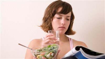 ممنوع شرب الماء إلا بعد مرور هذا الوقت على الأكل.. طبيبة تحذر 