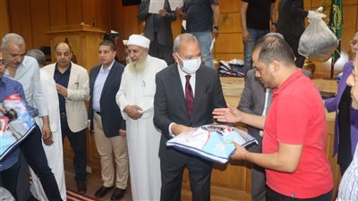 محافظ القليوبية يسلم ملابس الإحرام الخاصة بحجاج الجمعيات الأهلية