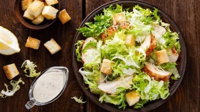 طريقة عمل سلطة سيزر بالدجاج والتوست المحمص