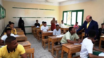 محافظ أسوان يتابع امتحانات الدبلومات الفنية لـ 15 ألف و433 طالب وطالبة