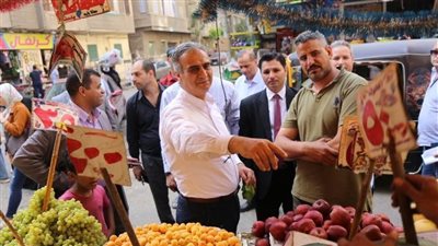 رئيس حماية المستهلك يقود حملات رقابية على الأسواق بالقاهرة.. صور