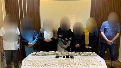 مجوهرات آثمة في أيد ناعمة.. ضبط 3 سيدات لسرقتهن محل ذهب بالمنيا 