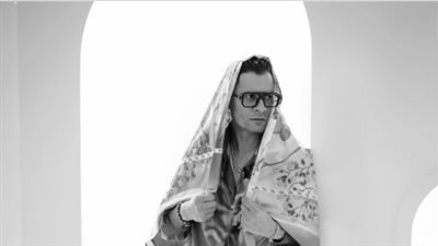 طرحة وبيجامة ستان تضع حسن شاكوش في مرمى سخرية الجمهور.. ومتابعون 