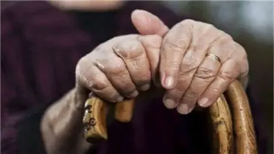 أعطته الأمان فكفر بالفطرة الإنسانية وبذوي الأرحام .. خنق العجوز بقطعة من القماش من أجل سرقة حقنه من المال 