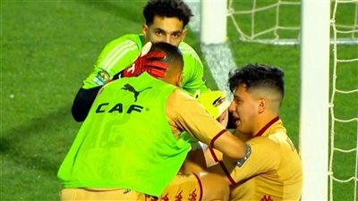 مصطفى شوبير يواسي حارس الترجي بعد دخول الأخير في نوبة بكاء