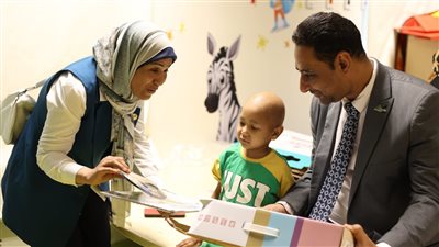 وفد نقابة المهندسين يشيدون بالتجهيزات والخدمات الطبية في مرضى السرطان بالأقصر