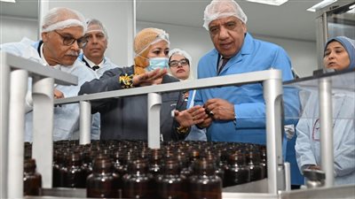 وزير قطاع الأعمال يتفقد مشروعات تحديث وتطوير خطوط الإنتاج بشركة القاهرة للأدوية