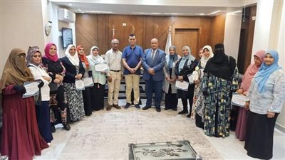 وكيل تعليم قنا يكرم معلمات رياض الأطفال بمدرسة الشهيد مصطفى عباس