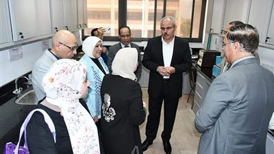 رئيس جامعة قناة السويس يشهد افتتاح المعامل الافتراضية بكلية الطب
