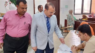 نائب رئيس جامعة بنها يتفقد سير الامتحانات بكلية التربية