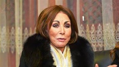 سر غياب لبنى عبدالعزيز عن عزاء شقيقتها 