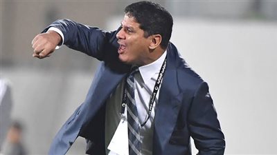 أيمن الرمادي يجتمع بلاعبي سيراميكا في مران اليوم