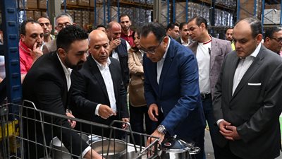 رئيس الوزراء يتفقد مصنع 