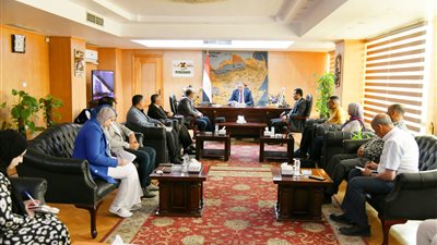 محافظ الفيوم يناقش مشكلات ضعف ضغوط مياه الشرب