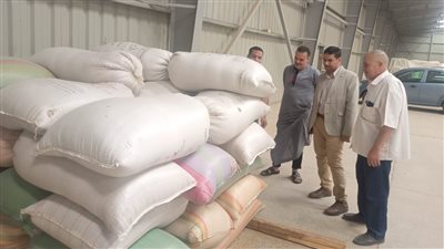 رئيس مركز الغنايم يتفقد شونة البنك الزراعي للاطمئنان على تسليم الأقماح