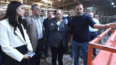 وزير التجارة والصناعة يزور مصانع الشركة المصرية الألمانية لصناعة البورسلين