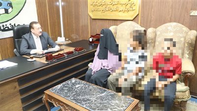 محافظ المنوفية يفحص طلبات المواطنين ويصرف مساعدات مالية (صور)