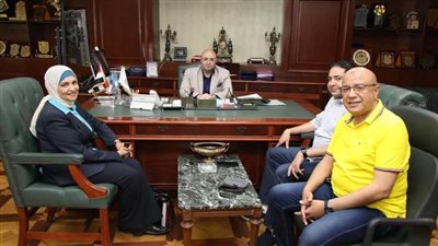 محافظ بني سويف يُكرم وكيل الصحة لانتهاء فترة عمله بالمحافظة 