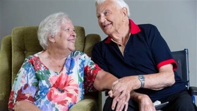 قصة حب سعيدة بعد المائة.. رجل عمره 100 عام يتزوج امرأة تكبره بعامين بالولايات المتحدة