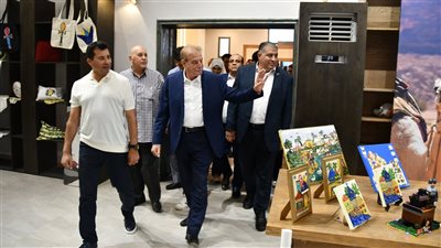 محافظ جنوب سيناء يصطحب وزير الشباب في جولة تفقدية بقرية التراث