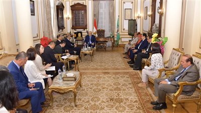 رئيس جامعة القاهرة يستقبل وفدًا صينيًا لبحث تعزيز التعاون (شاهد)