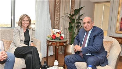 وزير قطاع الأعمال يتابع مع 