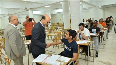 رئيس جامعة أسيوط يتفقد سير الامتحانات