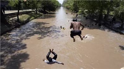 باكستانيون يهربون للأنهار فرارًا من موجة حر تجاوزت 50 درجة مئوية.. فيديو