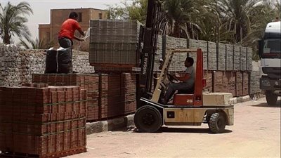 استمرار أعمال تركيب بلاط الانترلوك بتفرعات شارع التحرير بجزيرة الخزندارية بطهطا