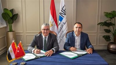  اقتصادية قناة السويس توقع عقد مصنع ملابس فى القنطرة غرب 