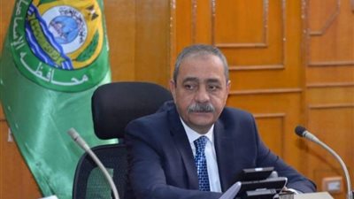 محافظ الإسماعيلية يسلم تأشيرات وتذاكر السفر للحجاج