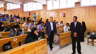 وسط طقس شديد الحرارة.. طلاب 13 كلية بجنوب الوادي يؤدون الامتحانات