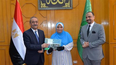 محافظ الإسماعيلية يسلم تأشيرات الحج وتذاكر السفر للحجاج