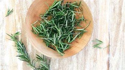 الروزماري.. الحل السحري للشعر ويحميك من الأمراض| فوائد لن تتوقعيها