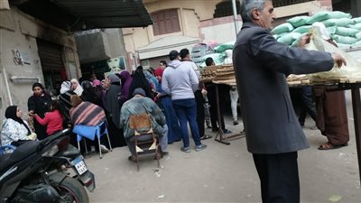 الواسطة أو الوقوف من الثانية صباحا الطريق الوحيد للحصول على الخبز بالدقهلية
