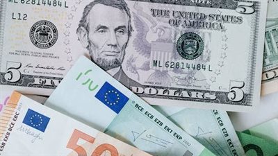 الدولار يرتفع.. والين الياباني عند أدنى مستوى